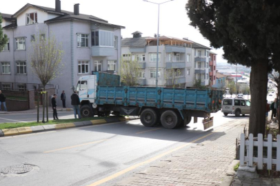 Şoförün refleksi faciayı önledi: Freni boşalan kamyon refüje çıktı