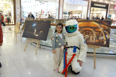 Astronot olamadı, çektiği astronot konseptli fotoğrafları sergiledi