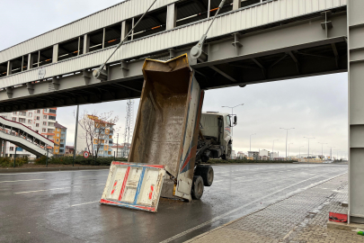 Dorsesi açılan kamyon üst geçide sıkıştı