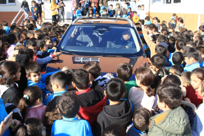 Öğrencilere Togg sürprizi: Dokunmak için birbirleriyle yarıştılar