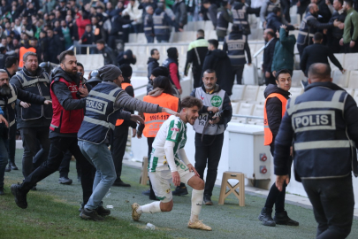 Bursaspor - Diyarbekirspor maçı saha karıştı! Uçan tekme ve kırmızı kartlar...