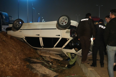 Çarpışan iki otomobil takla attı yayalar yaralandı