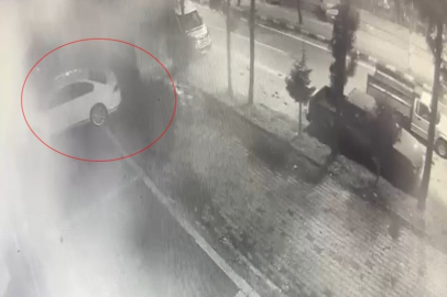 Fırtınada uçan çatının otoparktaki araçların üstüne düşme anı kameraya yansıdı