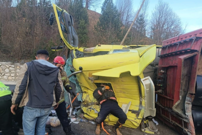 Karayolunda feci kaza! Kontrolden çıkan tır devrildi: 1 yaralı