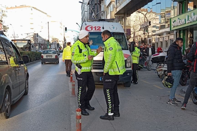 Motosiklet sürücüsü otomobil ile çarpışınca yaralandı