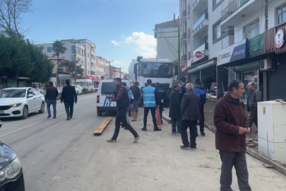 Esnaf ile kaldırım yenileme çalışması yapan işçiler arasında kavga