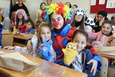 Öğrencilerin diktikleri kıyafetler ve kuklalar çocuklara hediye edildi