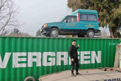 Hatay’da ilginç görüntü: Konteyner üzerindeki aracı gören bir daha bakıyor