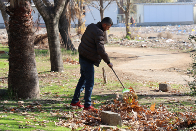 Kahramanmaraşlı depremzede yaşadığı mahallenin park ve bahçelerini temizliyor