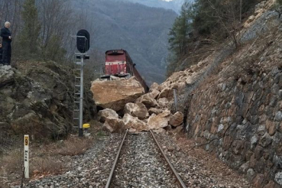 Demir yoluna kayalar düştü! Tren raydan çıktı!