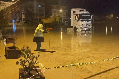 Kırklareli’de şiddetli yağış: Araçlar suya gömüldü