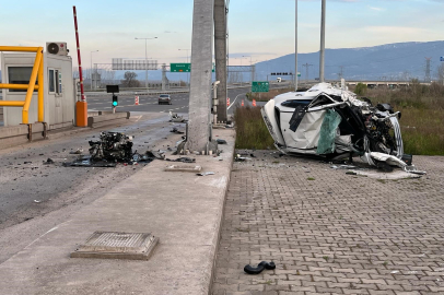 Gişeye çarpıp taklalar atan otomobilin motoru fırladı