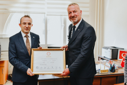 Karacabey Belediye Başkanı Fatih Karabatı mazbatasını aldı