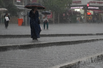 Bursa sağanak yağışa teslim oldu