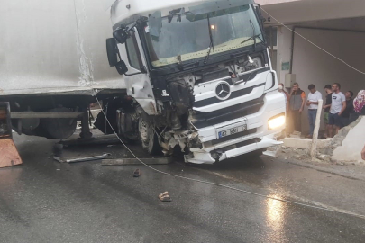 Kaygan yolda yan dönen tır yolu kapadı