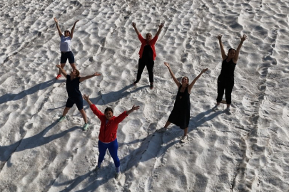 Ülkenin neredeyse tamamı sıcaklardan kavrulurken onlar 3 bin metrede kar üstünde yoga yaptı