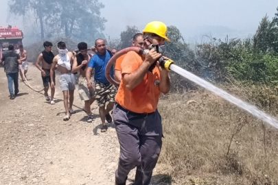 Antalya'da mezarlık yangını ormana sıçradı, mahalleliyi alarma geçirdi