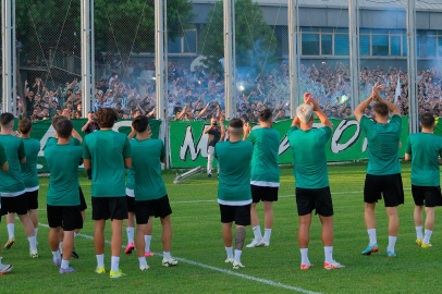 Bursaspor, 2 bin taraftarıyla sezonu açtı