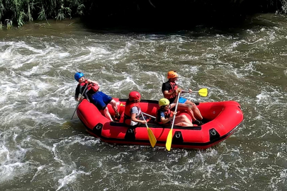 Dağcıların nefes kesen rafting heyecanı