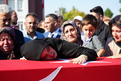 En zor veda, küçük çocuklar şehit babalarına son kez dokundu!