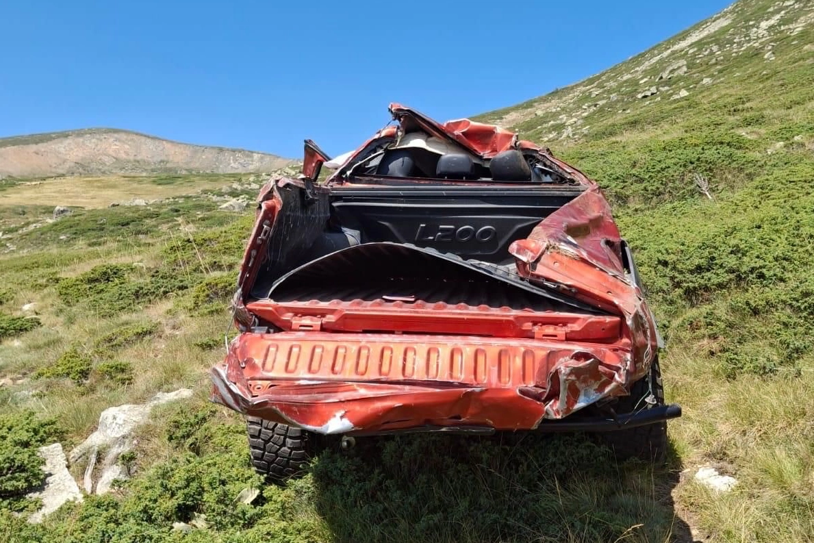 Uçurumdan yuvarlanan off-road tutkunu 2 kişi, yaralı olarak helikopterle kurtarıldı