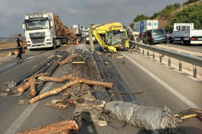 Bursa'da bir tır, tomruk yüklü tıra çarptı: Ortalık savaş alanına döndü